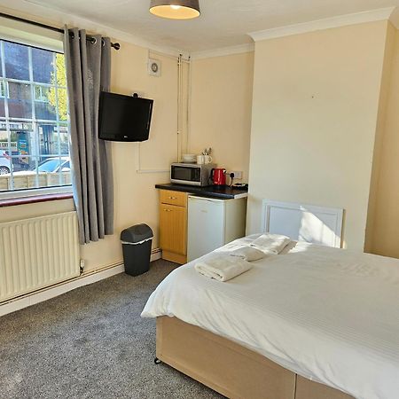 Central Studios 87 Tennyson Road Челтнъм Екстериор снимка
